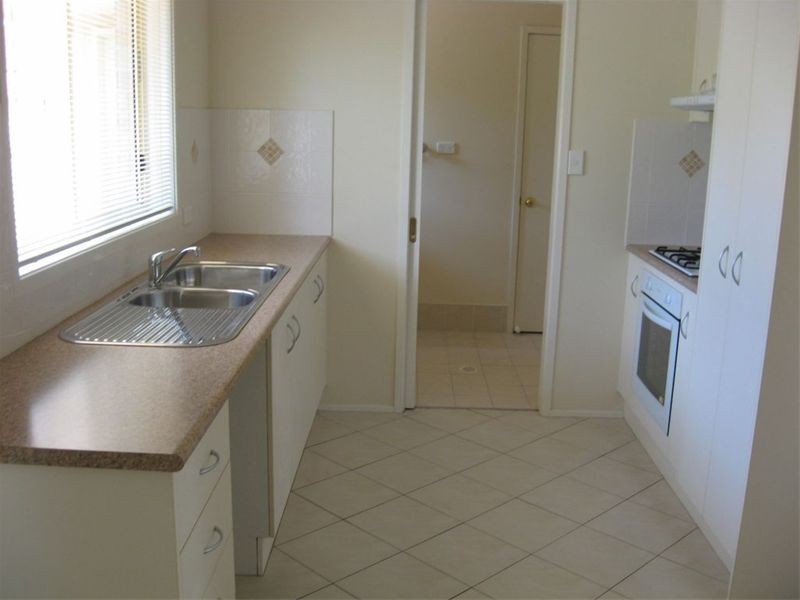 2/12  Redman Pde, Thirroul NSW 2515