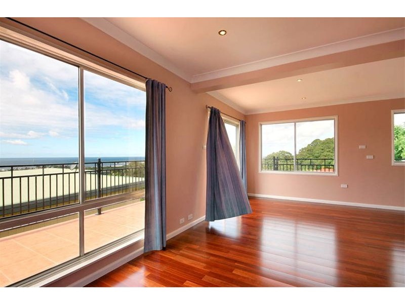 32  Robinsville Cresent, Thirroul NSW 2515