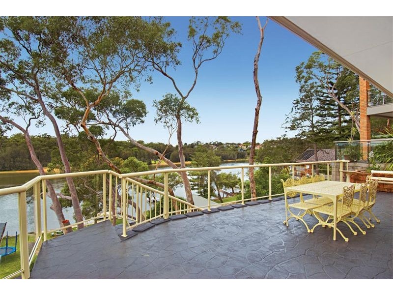 8 St George Crescent, Sandy Point NSW 2172