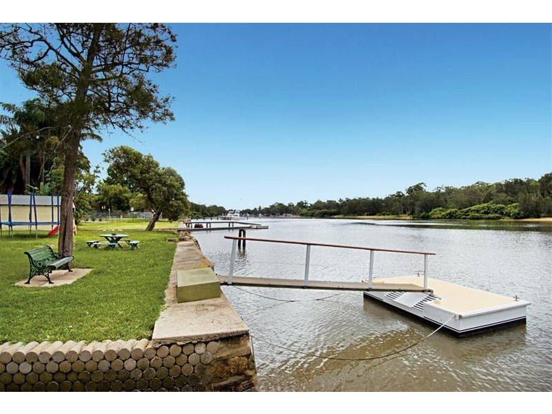8 St George Crescent, Sandy Point NSW 2172