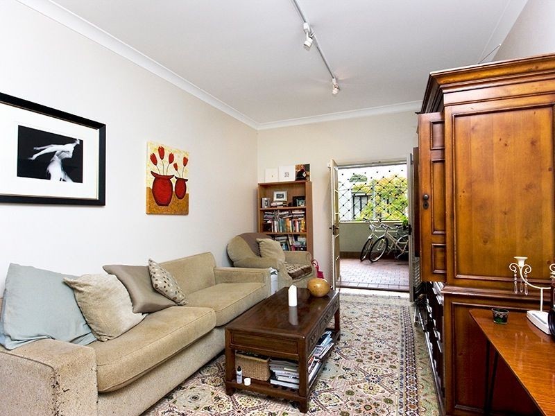 2/81 Holdsworth Street, Woollahra NSW 2025