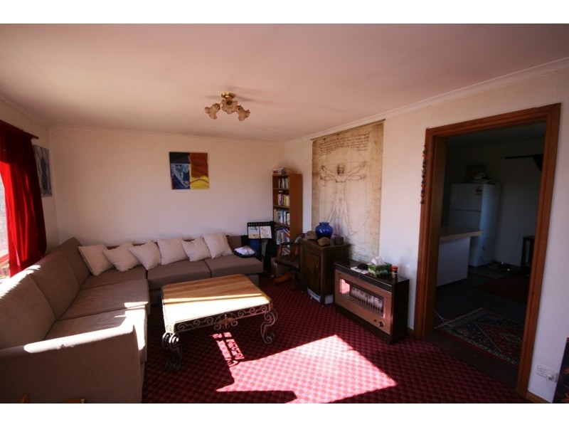 9 Swan Street, Robertson NSW 2577