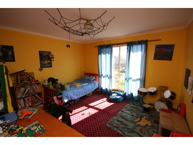 9 Swan Street, Robertson NSW 2577