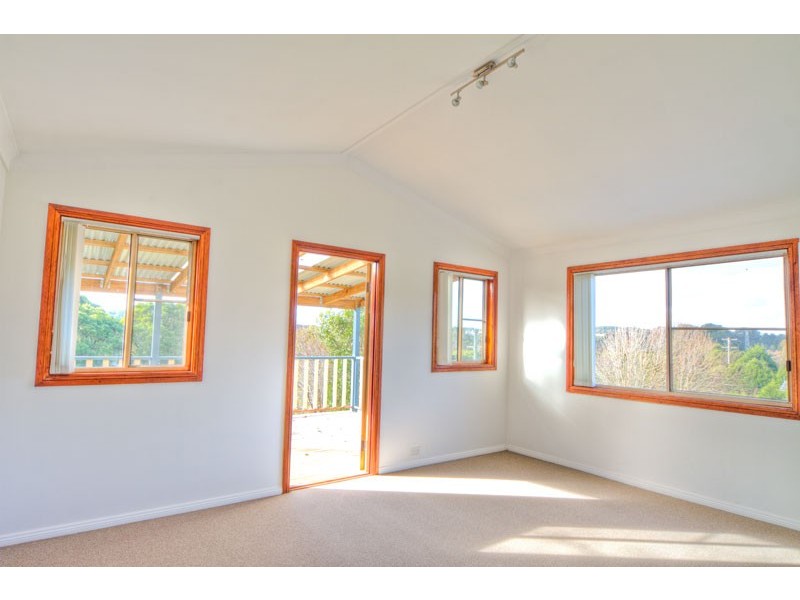 33 South Street OPEN Saturday 19th & 26th Nov 11:00am-11.45am, Robertson NSW 2577