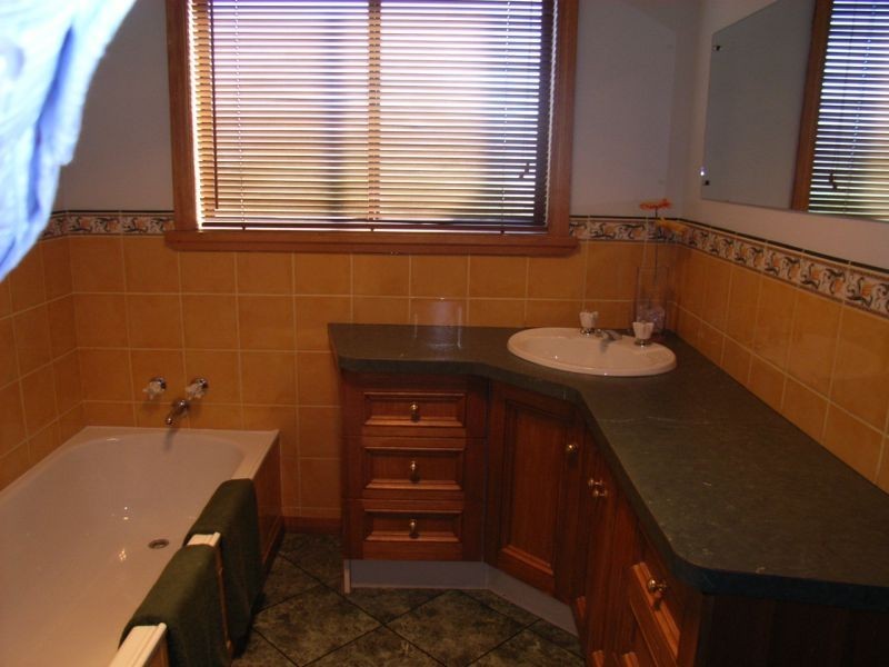 2  Ernest Street, Beauty Point TAS 7270