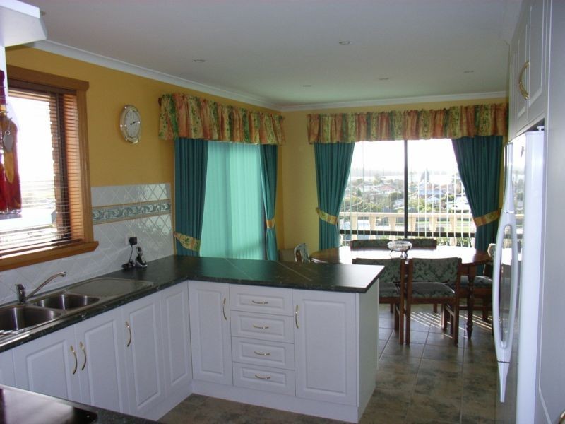 2  Ernest Street, Beauty Point TAS 7270