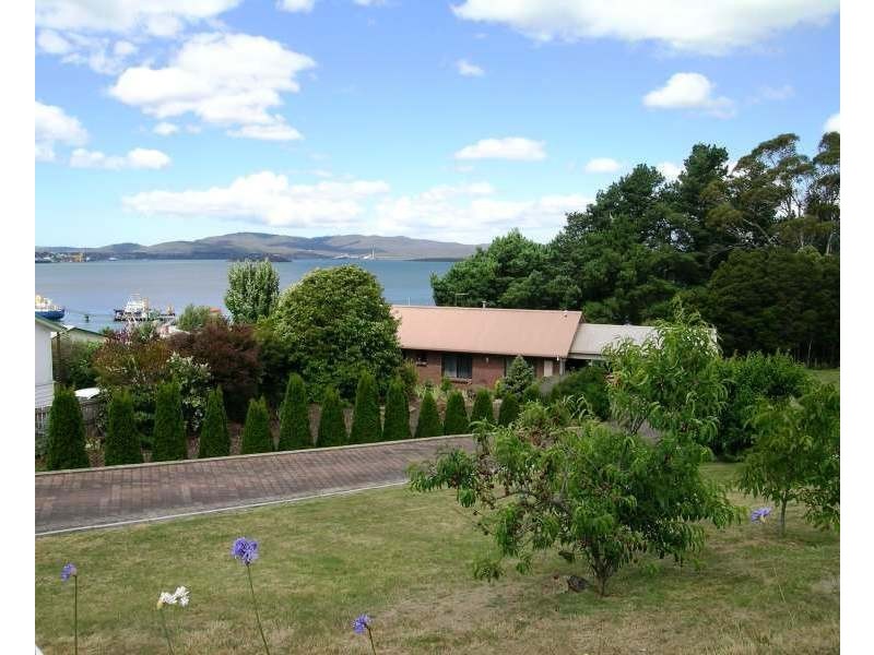 74  Robert Street, Beauty Point TAS 7270