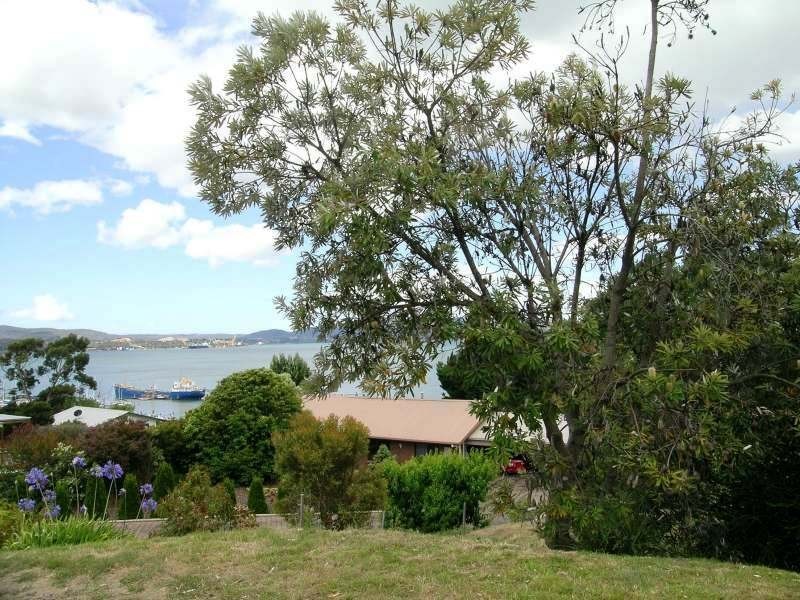 74  Robert Street, Beauty Point TAS 7270