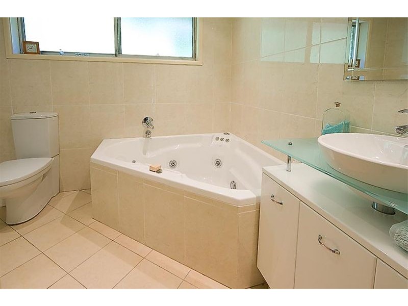 2  Earls Court, Roseville Chase NSW 2069