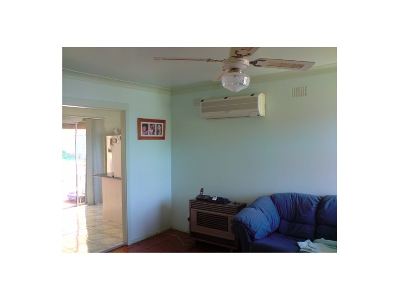 380 Northcliffe Drive, Lake Heights NSW 2502