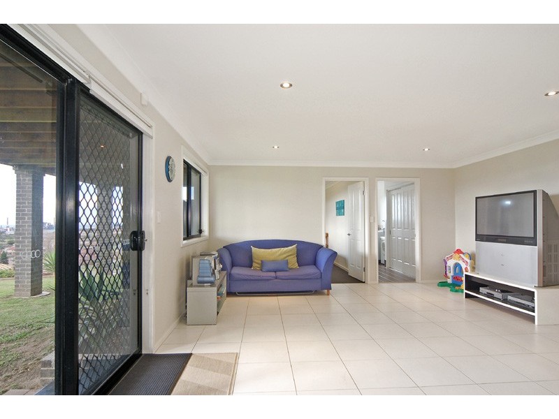 82 Whimbrel Avenue, Lake Heights NSW 2502