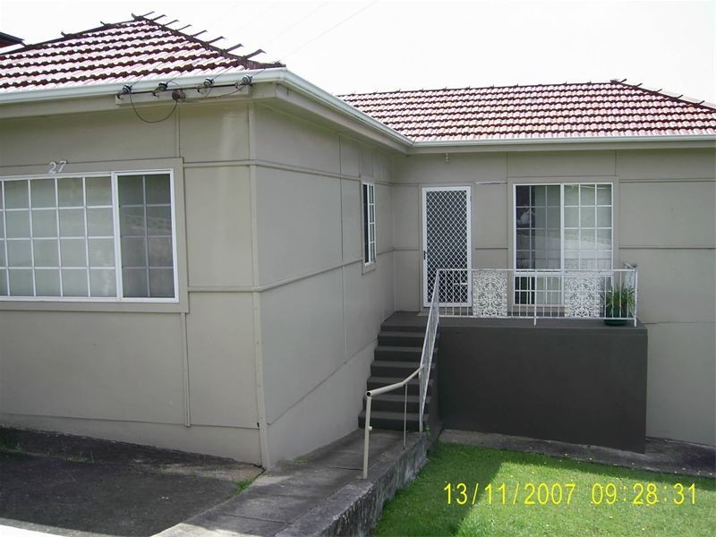 27 Lake Heights Road, Lake Heights NSW 2502