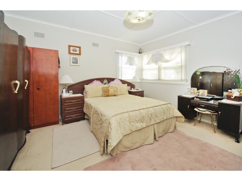 23 Warburton Street, Chifley NSW 2036