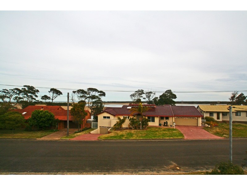 Upstairs 63 River Road, Shoalhaven Heads NSW 2535