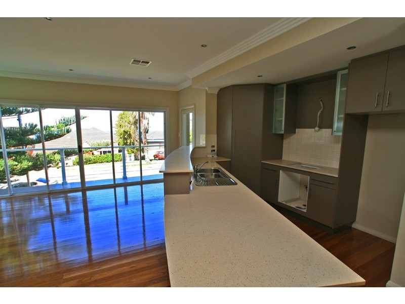 2 Kiarama Ave, Kiama Downs NSW 2533