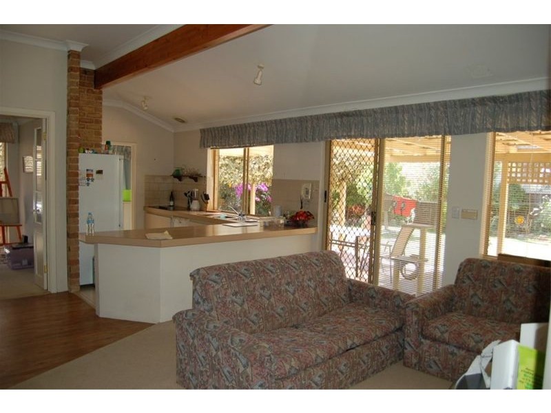 9 Pioneer Drive, Thornlie WA 6108