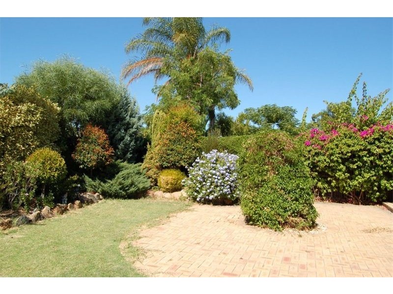 9 Pioneer Drive, Thornlie WA 6108