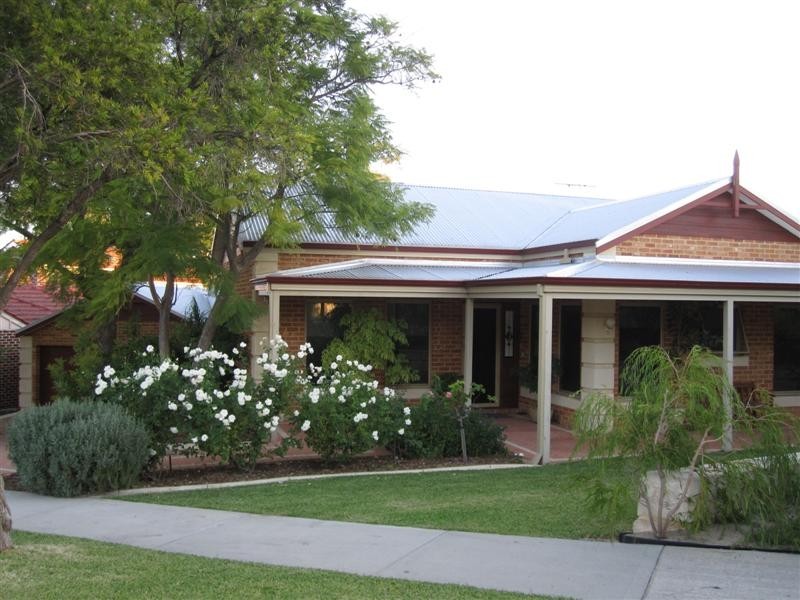 2 Pinedale Street, East Victoria Park WA 6101