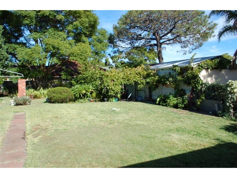 17 Chapman Road, St James WA 6102
