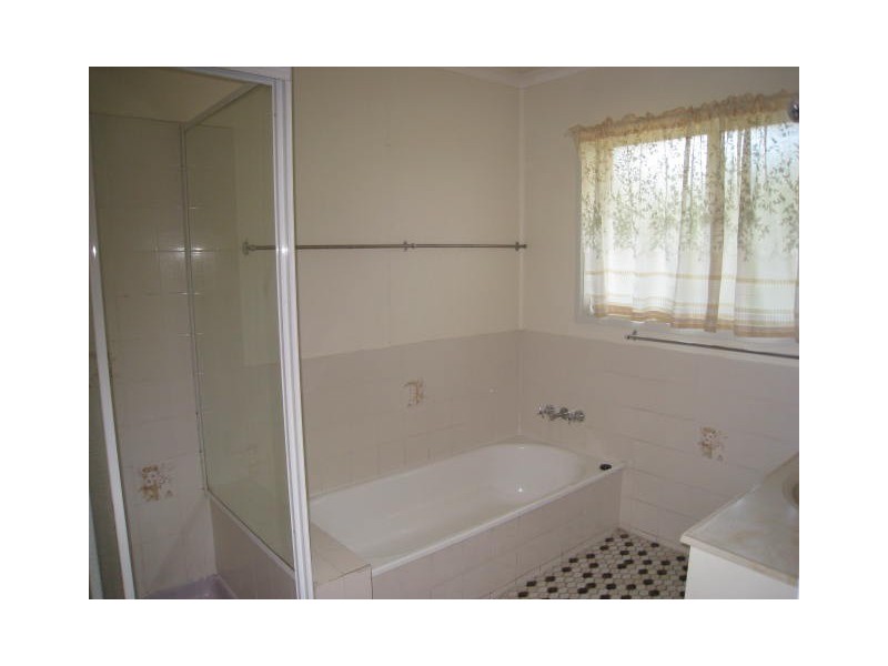 8 Laurel Street, Woodridge QLD 4114