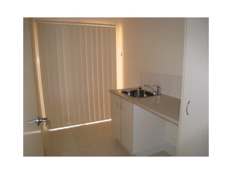 2/47 Queens Road, Kingston QLD 4114