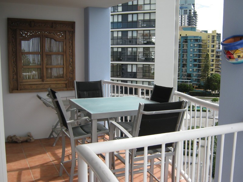 2052/2633 Gold Coast Highway, Broadbeach QLD 4218