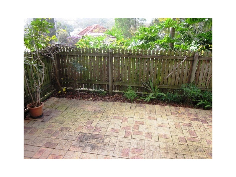 1  /  34 PEMBROKE ROAD, Coorparoo QLD 4151