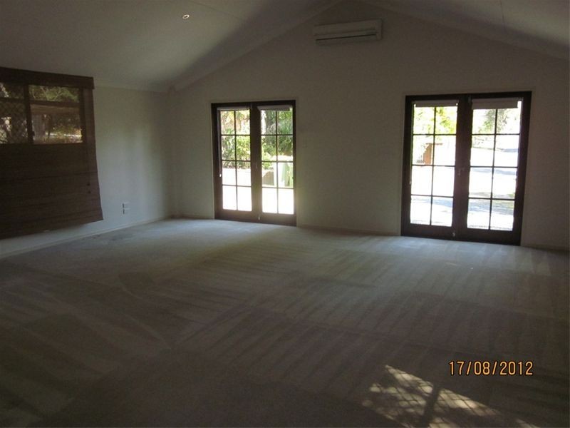 9 Willow Street, Woodridge QLD 4114