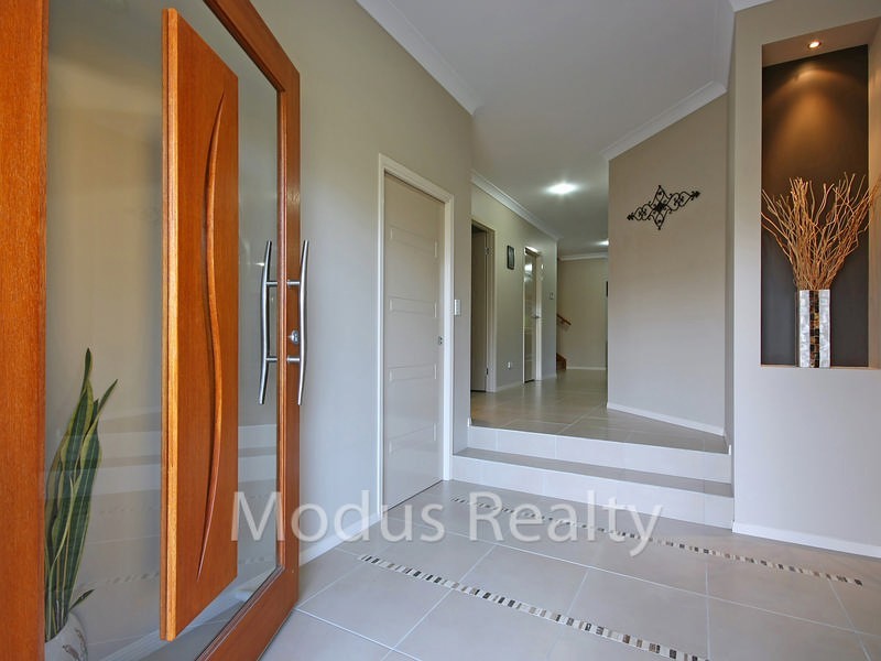 10 Long Island Drive, Windaroo QLD 4207