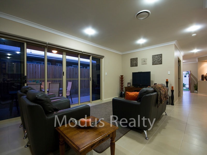 10 Long Island Drive, Windaroo QLD 4207