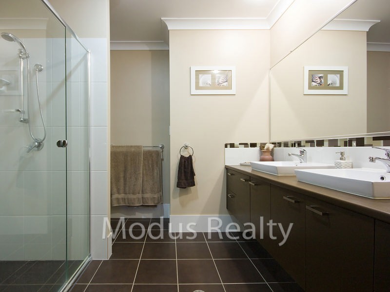 10 Long Island Drive, Windaroo QLD 4207