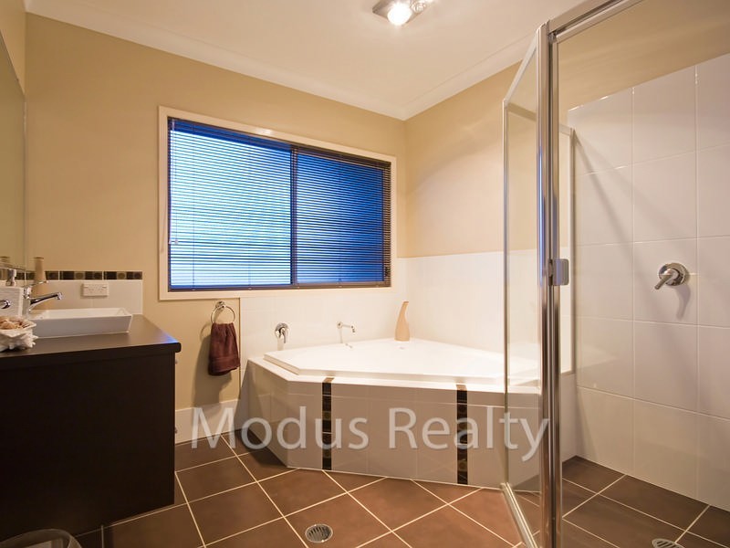 10 Long Island Drive, Windaroo QLD 4207