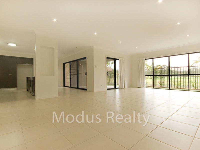 5 Lakeside Court, Windaroo QLD 4207