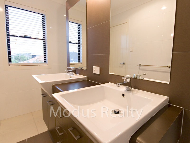 5 Lakeside Court, Windaroo QLD 4207