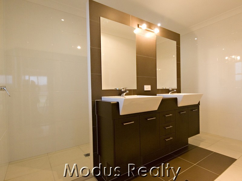 5 Lakeside Court, Windaroo QLD 4207