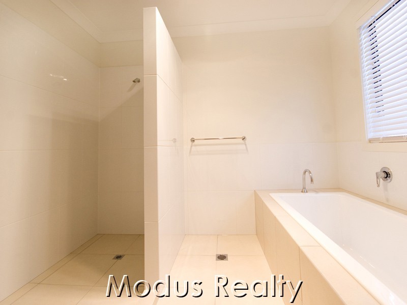 5 Lakeside Court, Windaroo QLD 4207