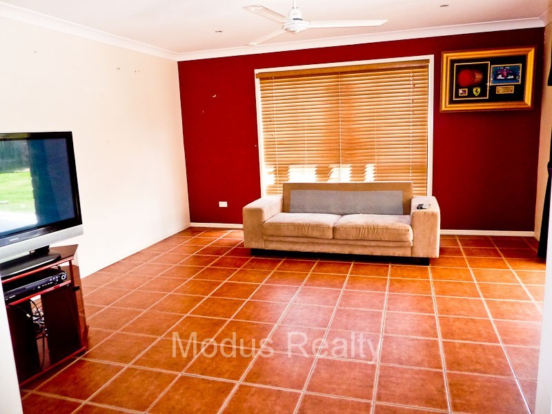 5 Riverside Tce, Windaroo QLD 4207