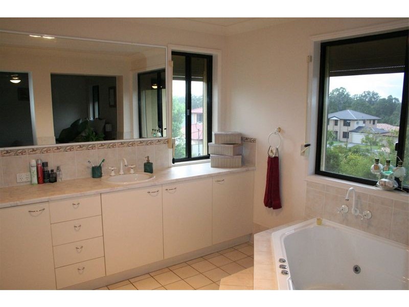 2 Spyglass Place, Oxley QLD 4075