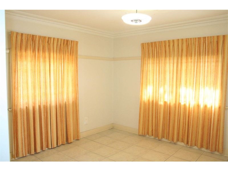 64 King Arthur Terrace, Tennyson QLD 4105