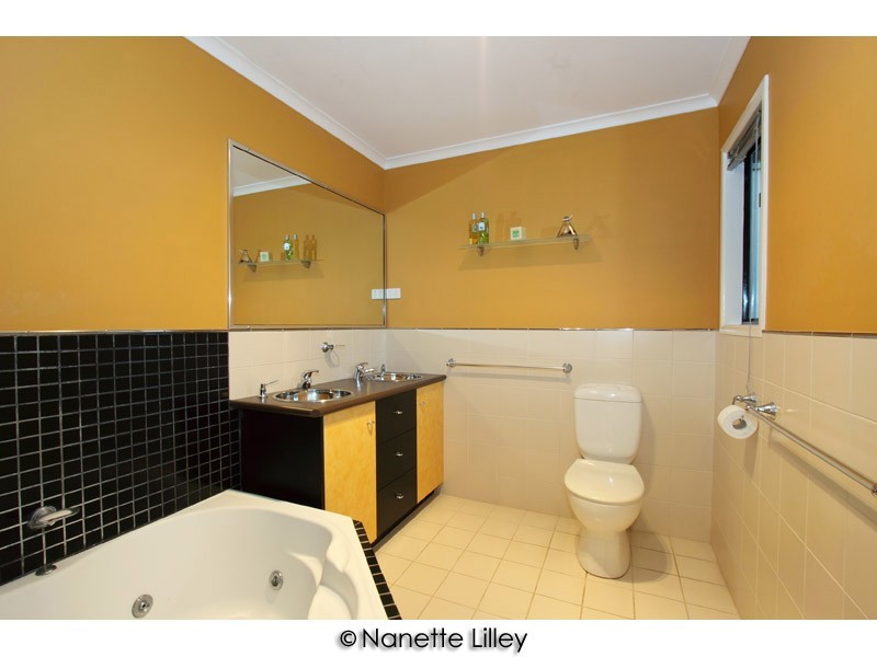 32 Chapel Hill Road, Chapel Hill QLD 4069