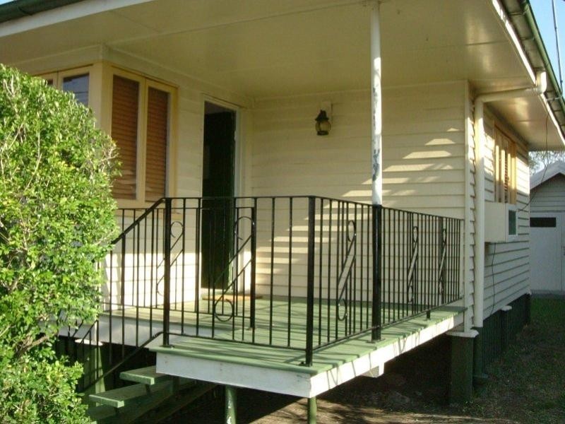 8 Wylie Street, Graceville QLD 4075