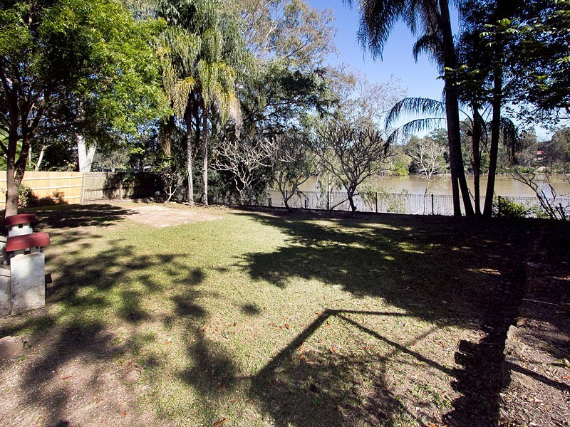 95 Bank Rd, Graceville QLD 4075
