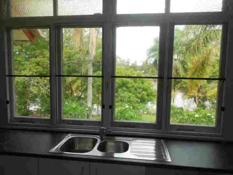 95 Bank Rd, Graceville QLD 4075