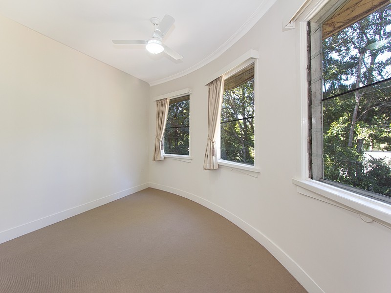 95 Bank Rd, Graceville QLD 4075