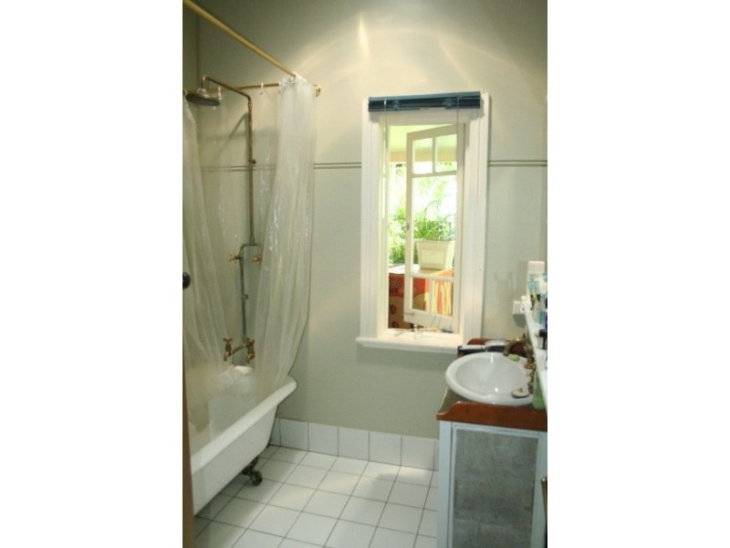 27 Strong Avenue, Graceville QLD 4075