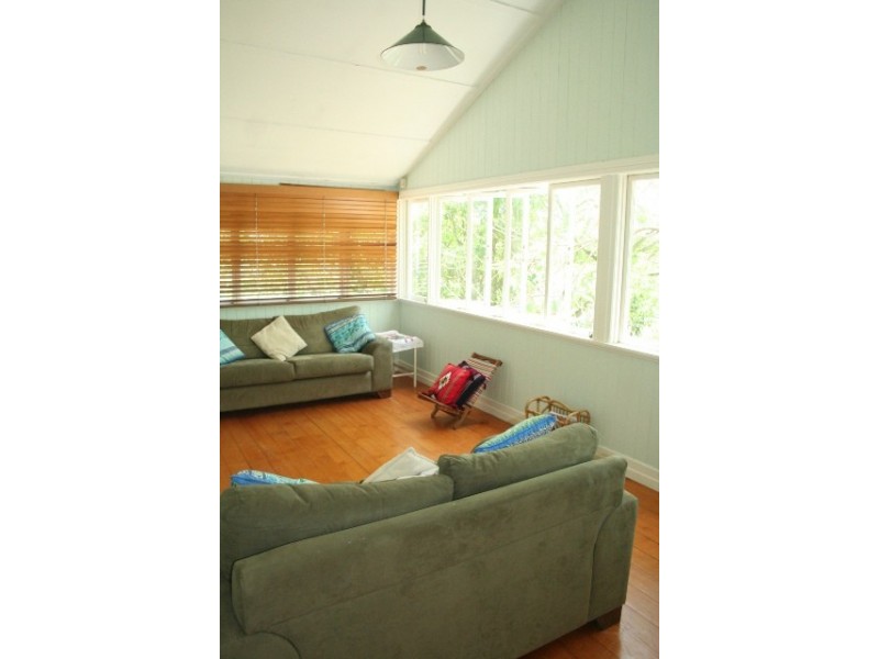 31 Dennis St, Indooroopilly QLD 4068