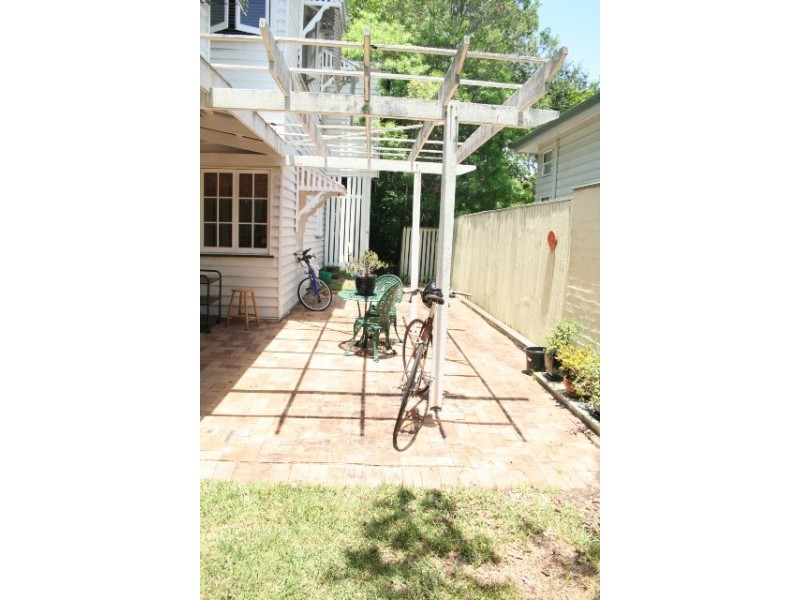 31 Dennis St, Indooroopilly QLD 4068