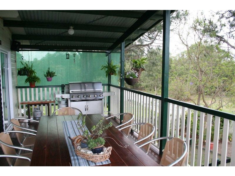 10  Lawson Street, Oxley QLD 4075