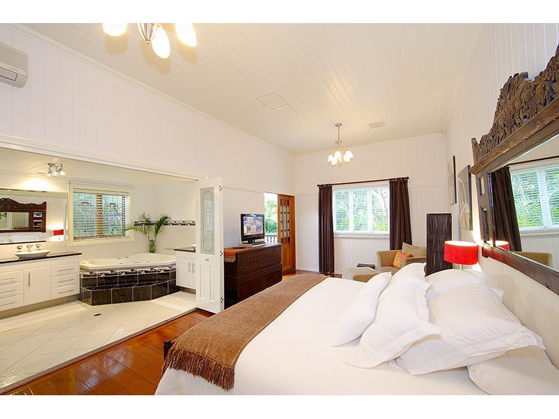 50  Long Street West, Graceville QLD 4075