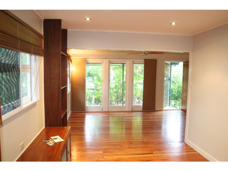 73  William Terrace, Oxley QLD 4075